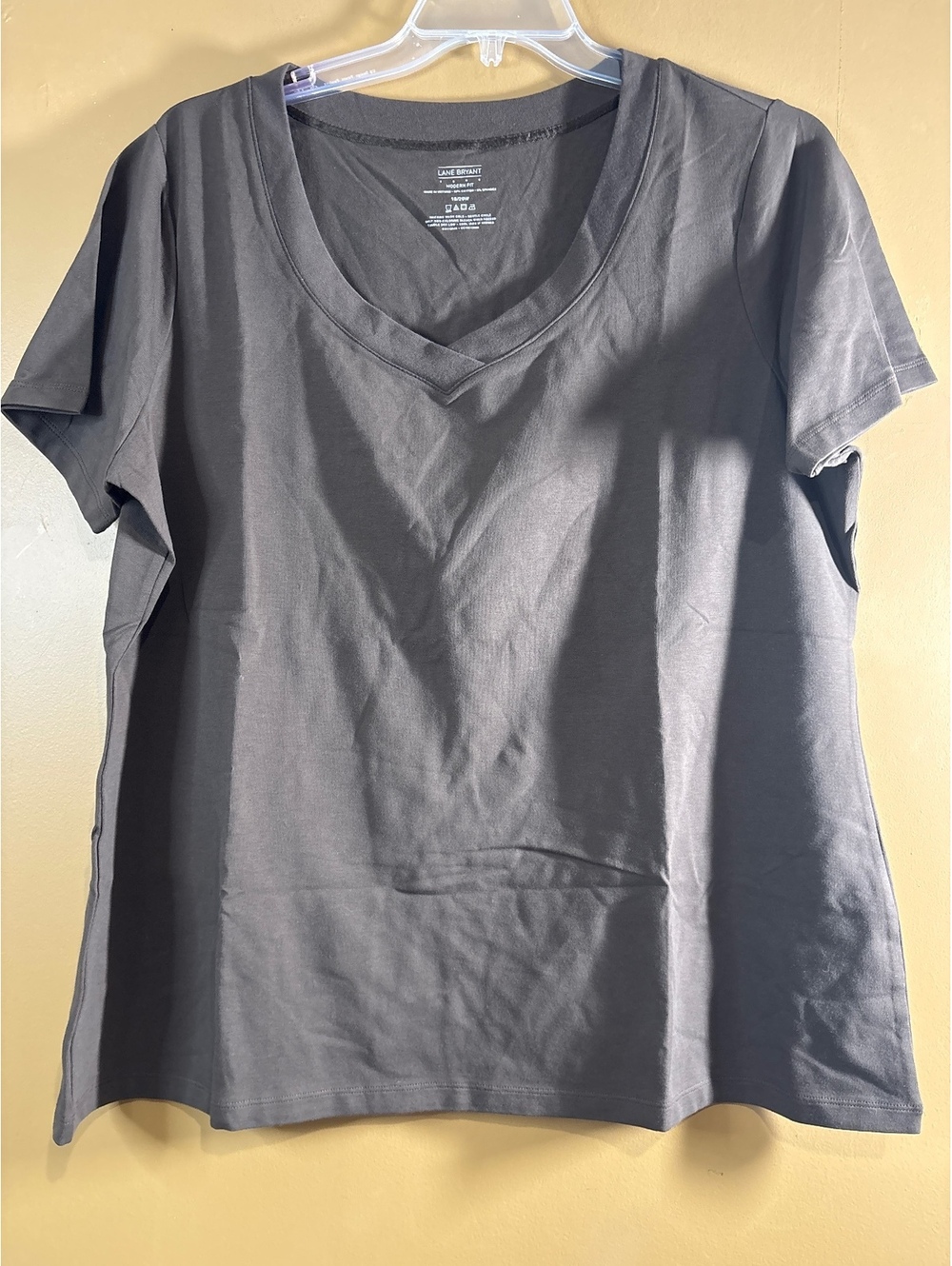 HC1243  Lane Bryant Modern Fit Black V-Neck T-Shirt Size 18/20W